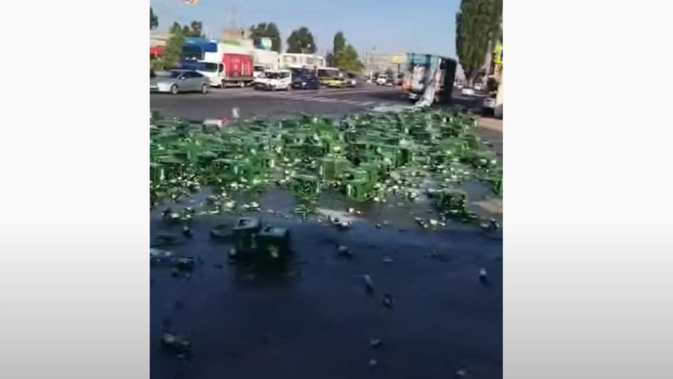 Râuri de bere pe o șosea din Constanța, în urma unui incident în trafic