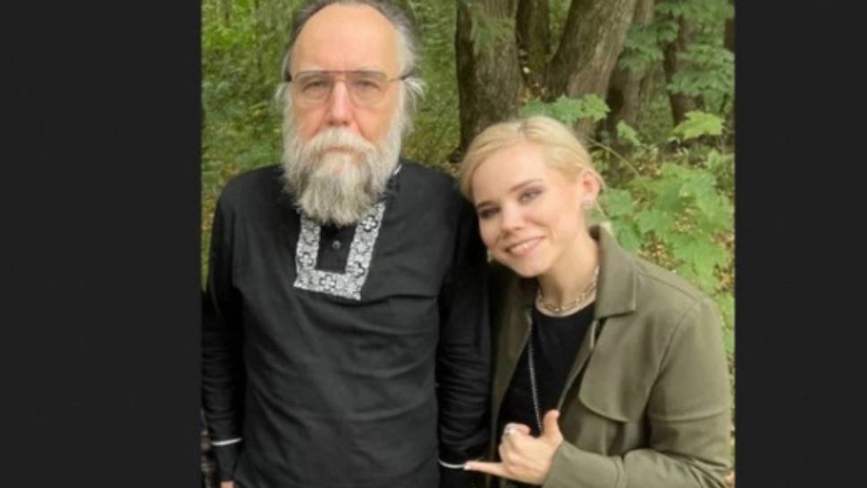 Fiica lui Aleksandr Dughin, numit "creierului" lui Putin, EXECUTATĂ în stil MAFIOT, în plină stradă! Avea doar 30 de ani