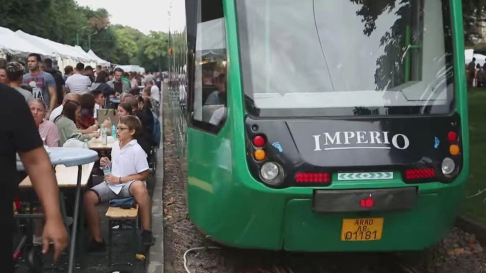 Mese amplasate lângă liniile de tramvai. Siguranța oamenilor, pusă în pericol - FOTO