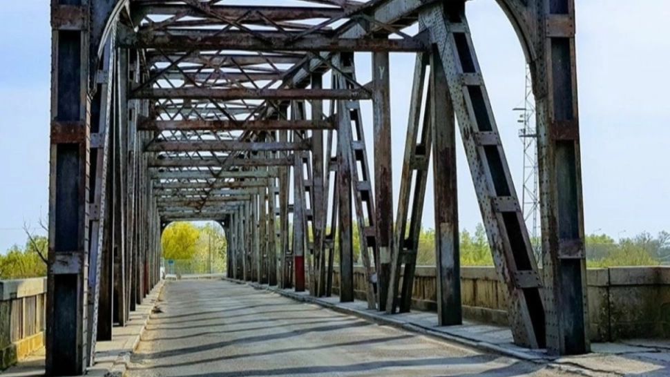 Tentativă de suicid în Satu Mare! Un bărbat a amenințat că se aruncă de pe un pod