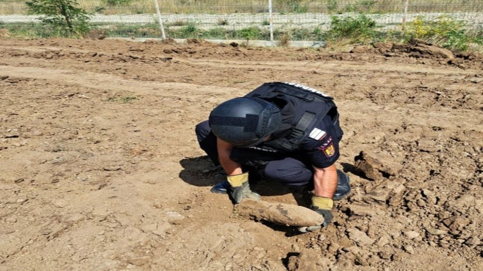 Proiectil exploziv funcțional, descoperit în incinta Aeroportului Oradea - FOTO