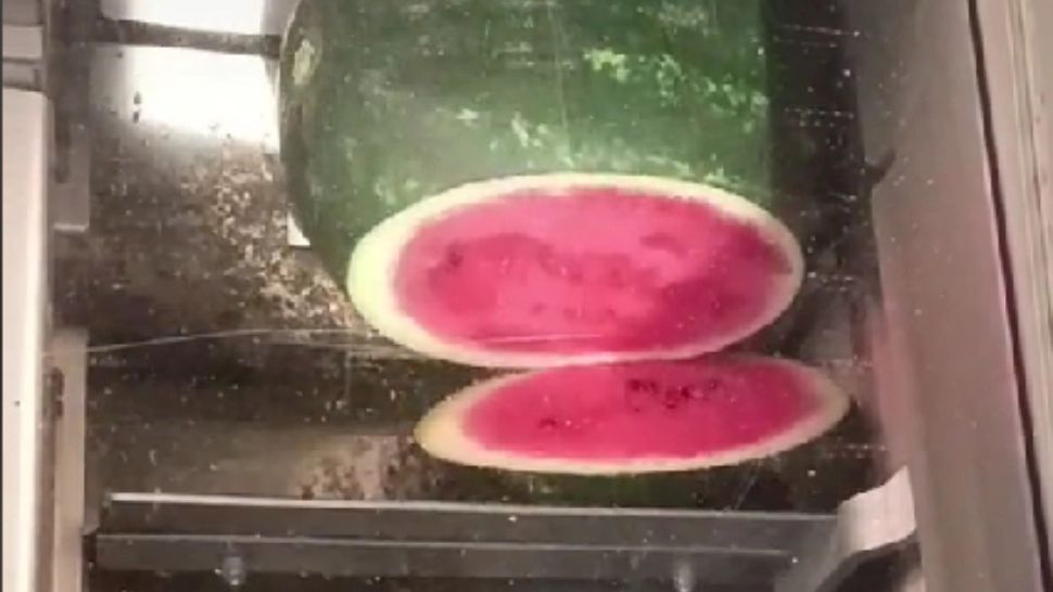 Feliator de pâine, folosit la tăiat pepene! IMAGINI REVOLTĂTOARE, la supermarket 