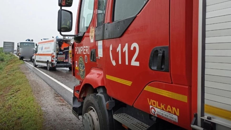 Carambol cu 3 mașini și un autocamion în Suceava: 3 persoane, transportate la spital