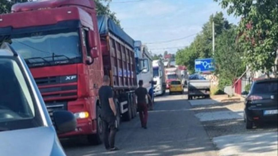 Drum din Suceava, BLOCAT timp de jumătate de oră de sătenii nemulțumiți de traficul auto cu TIR-uri din Ucraina
