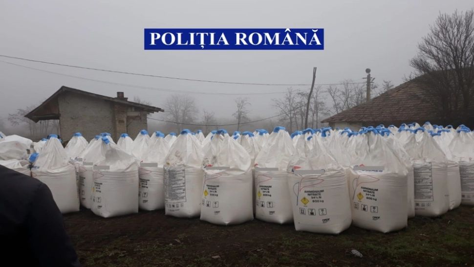 Dosar penal pentru un bărbat care a depozitat necorespunzător peste 120 de tone de îngrăşăminte chimice