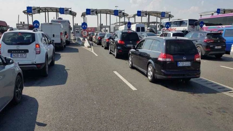 Aglomeraţie la frontiera cu Ungaria înainte de minivacanţa de Sfânta Maria: românii aleg străinătatea