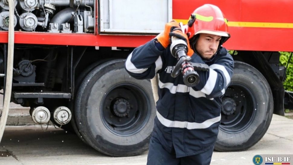 PANICĂ, la bloc! Mai multe persoane EVACUATE dintr-un imobil din Roman, din cauza unui incendiu