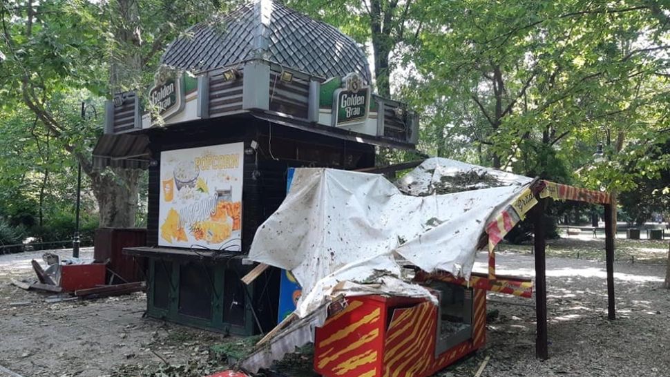 Mizeria din parcurile Herăstrău şi Cişmigiu, de nesuportat. Oamenii au început să spele singuri locurile de joacă pentru copii