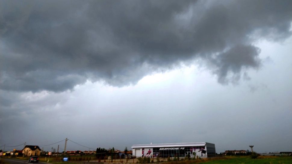 Aproape 4.000 de consumatori au rămas fără energie electrică după o furtună, în Harghita