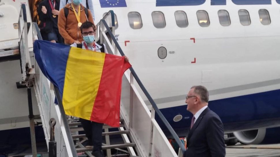 Sorin Cîmpeanu i-a așteptat la aeroport pe elevii de la Olimpiada Internațională de Astronomie și Astrofizică 2022
