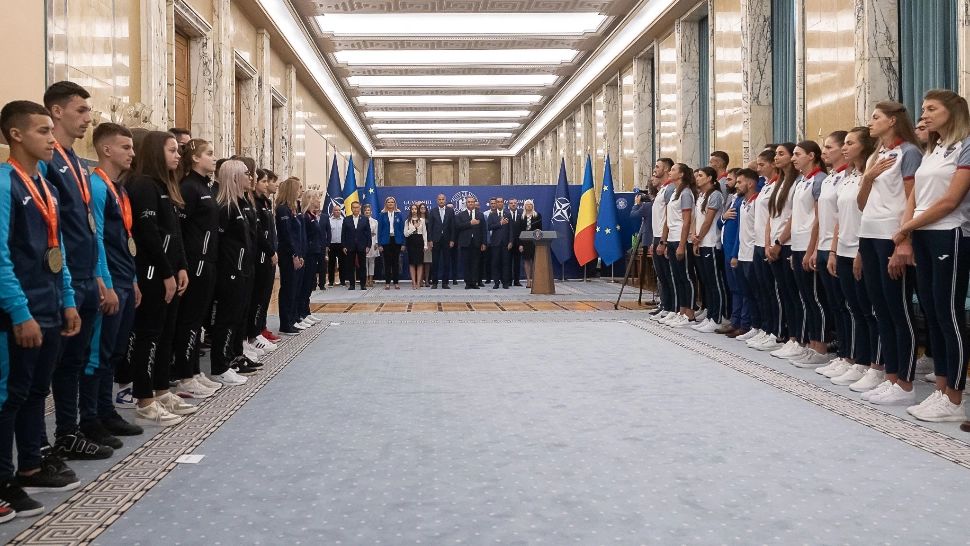 Sportivii care s-au întors cu aurul acasă, premiați de Nicolae Ciucă 