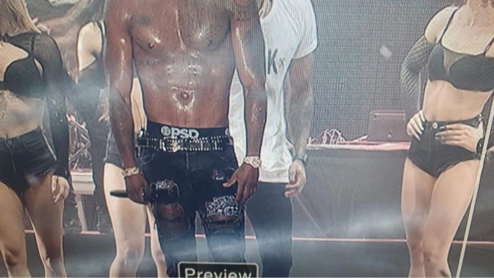 Jason Derulo a cântat la Craiova cu lenjeria la vedere pe care scria „PSD”