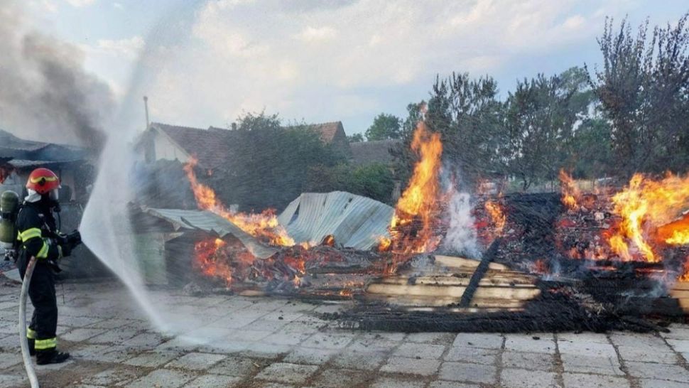 Incendiu la un gater din județul Timiș! Focul s-a extind la o locuință din vecinătate: o persoană, rănit