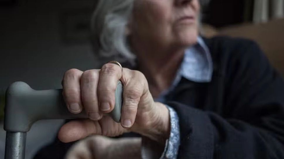 Guvernele lumii nu fac față scumpirilor, oamenii de rând se tem de facturile uriașe - Cum trăiesc pensionarii din alte țări din Europa