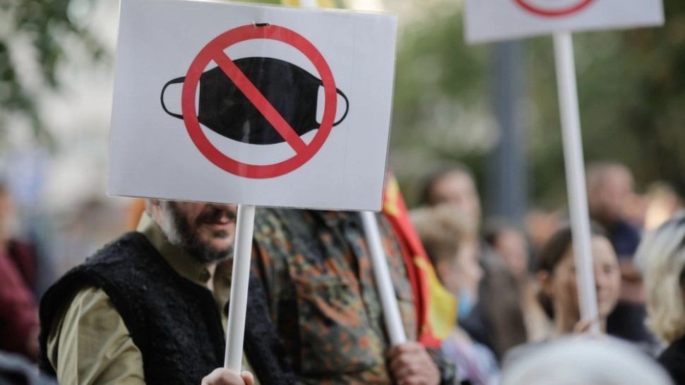 Protest la Ministerul Sănătății. Oamenii scandează împotriva restricțiilor anti-COVID