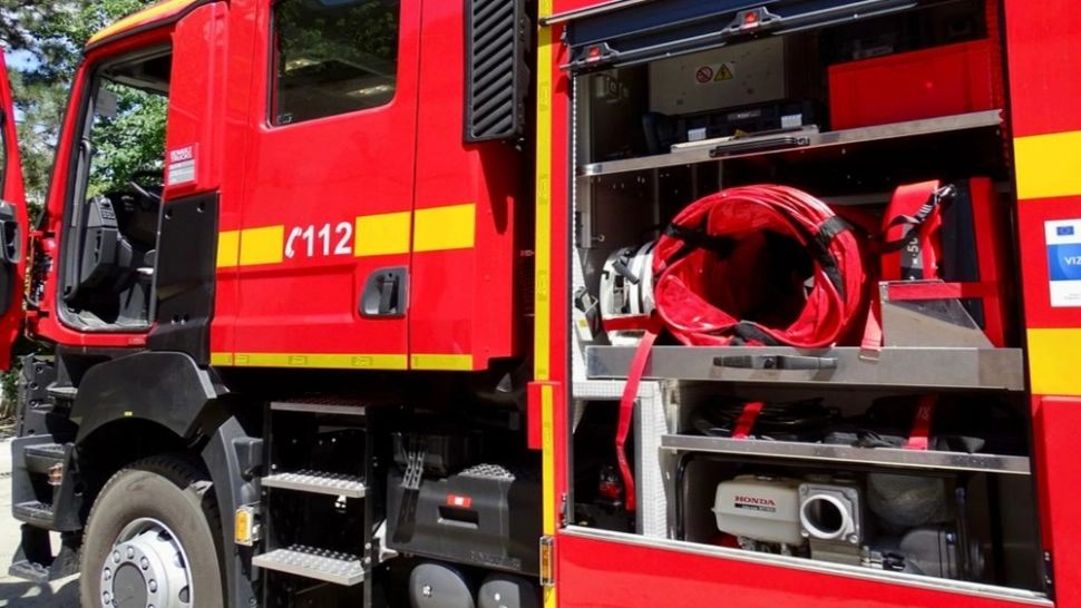 Incendiu la un bloc cu opt etaje din Oradea! Focul, provocat de muncitorii care lucrau la rețeaua de termoficare