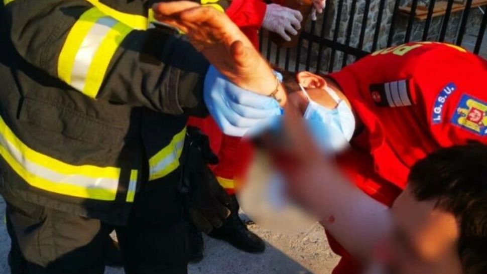 La un pas de tragedie: Un mire a rămas cu mâna înfiptă în țepii de la poartă în timp ce o împodobea pentru nuntă - FOTO