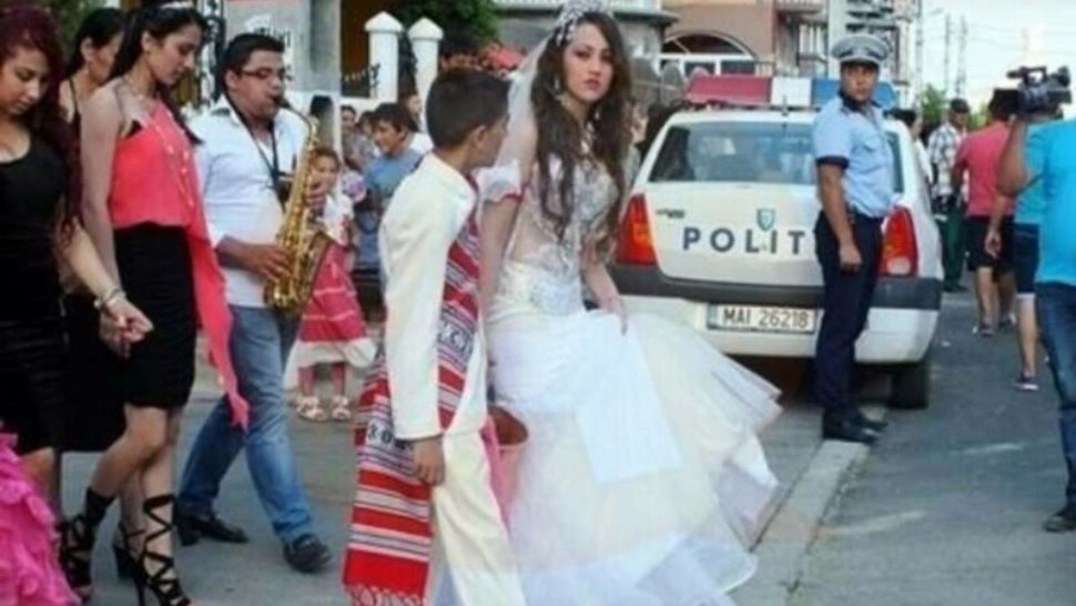 Stradă din Constanţa, blocată de o nuntă: cortul și mesele pe o bandă, scena și boxele pe trotuar