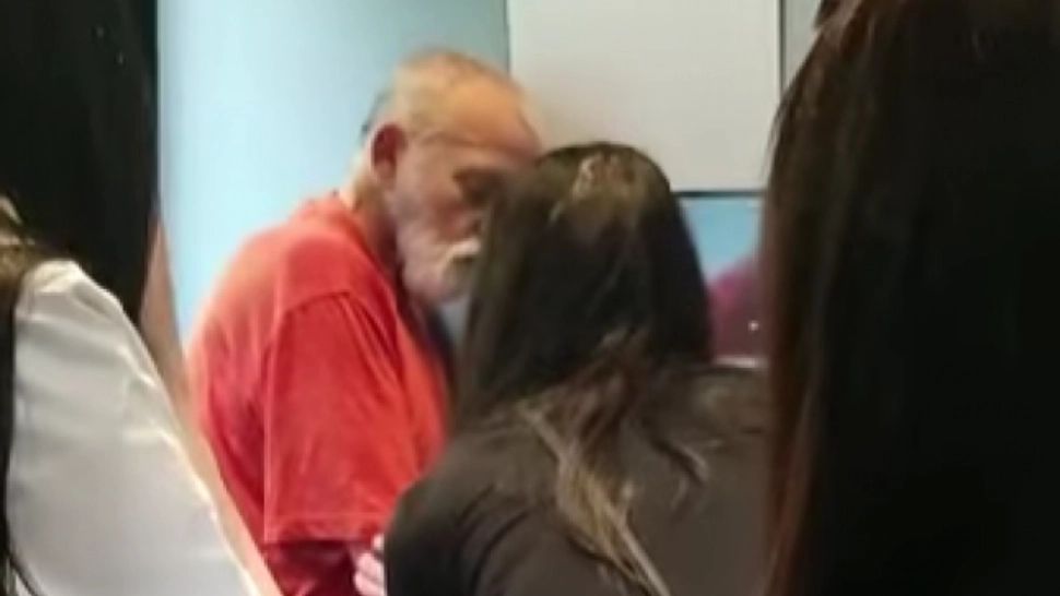 Un bărbat a leşinat de două ori din cauza căldurii, într-un tren privat - Video