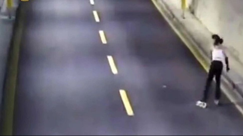 Femeie surprinsă de polițiști plimbându-se cu rolele pe autostradă - VIDEO