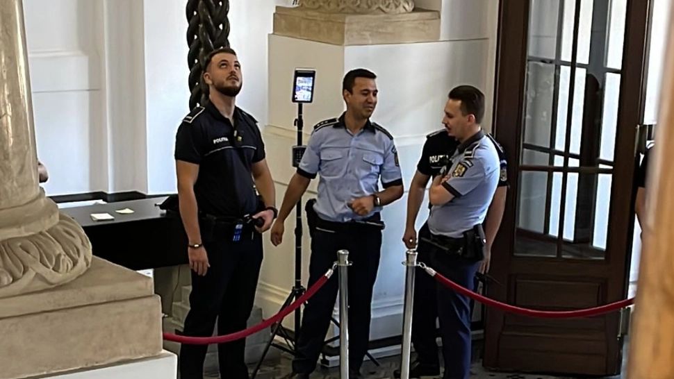 Incident GRAV la Primăria Capitalei - Un copil de 7 ani, lovit puternic de o coloană - A fost dus urgent la spital