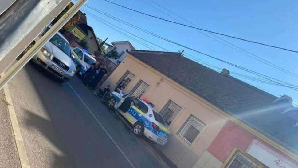 Mașină de poliție aflată în misiune, implicată într-un accident – 3 victime, dintre care 2 polițiști – FOTO 