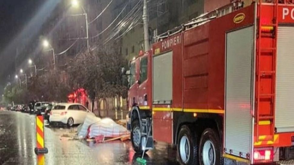 Furtuna a făcut prăpăd în Târgovişte. Acoperişuri smulse și copaci rupţi de vijelie
