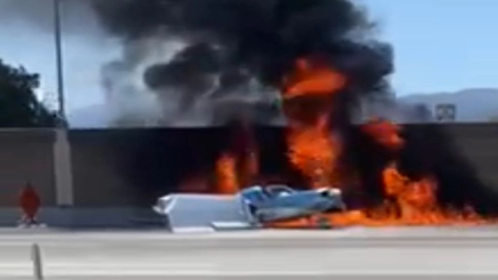 Avion în flăcări, după ce a aterizat forțat printre mașini, pe o autostradă - VIDEO