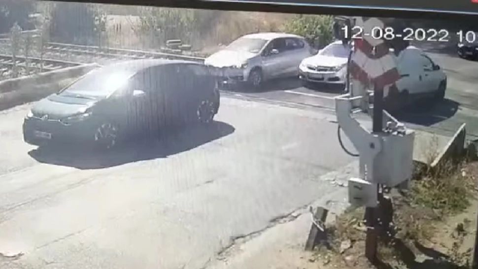 Barieră distrusă după ce mai mulți șoferi au forțat trecerea la nivel cu calea ferată - VIDEO