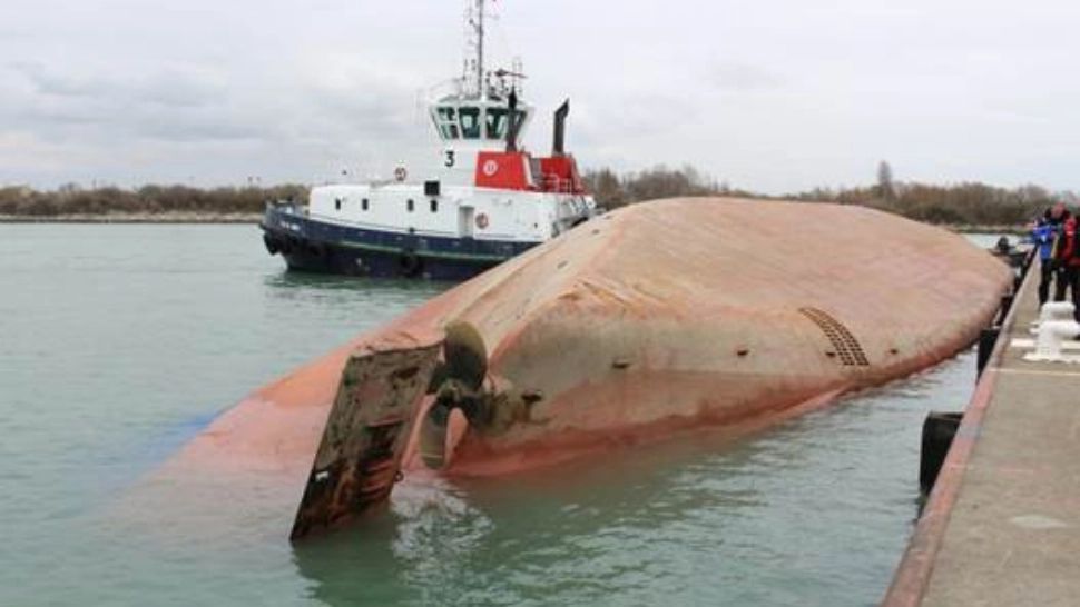 Un bărbat a supravieţuit 16 ore prins în interiorul unui vas răsturnat în Oceanul Atlantic