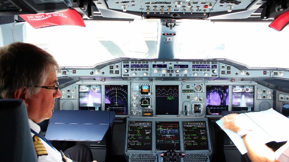 Panică în avion - Piloții s-au bătut în timpul zborului din cauza unor comenzi. Cum s-a terminat cursa