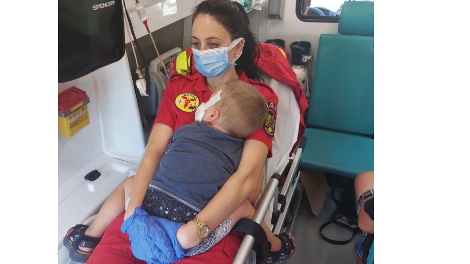 Un copil de 3 ani, sfâșiat de câinele familiei - Băiatul a fost transportat de urgență la spital