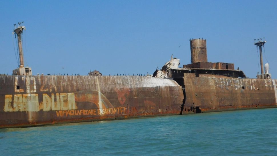 Celebra epavă de la Costinești, în pragul prăbușirii din cauza degradării