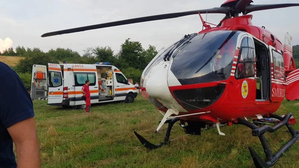 Tânără înjunghiată de fostul iubit și abandonată într-o baltă de sânge, dusă cu elicopterul SMURD la Timișoara