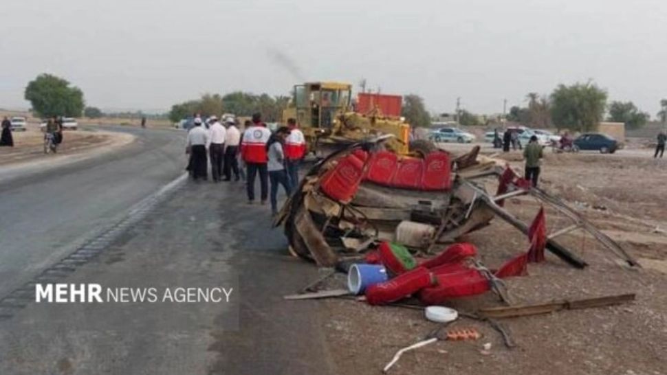 Accident devastator în Iran. Cel puțin 16 morți și 8 răniți, în urma impactului dintre un camion și un microbuz - FOTO