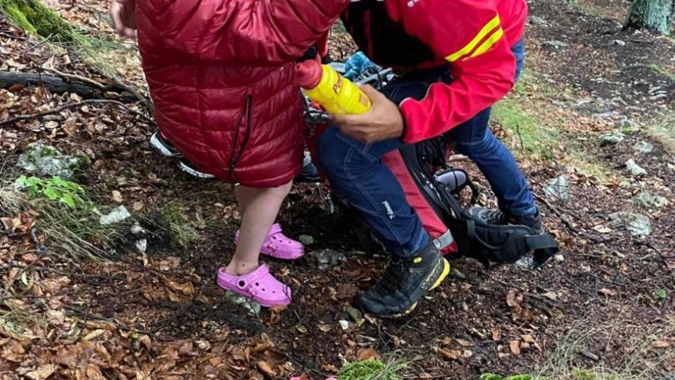 Doi părinți și-au dus copiii pe munte în papuci și pantaloni scurți. Micuții, la un pas de șoc hipotermic 