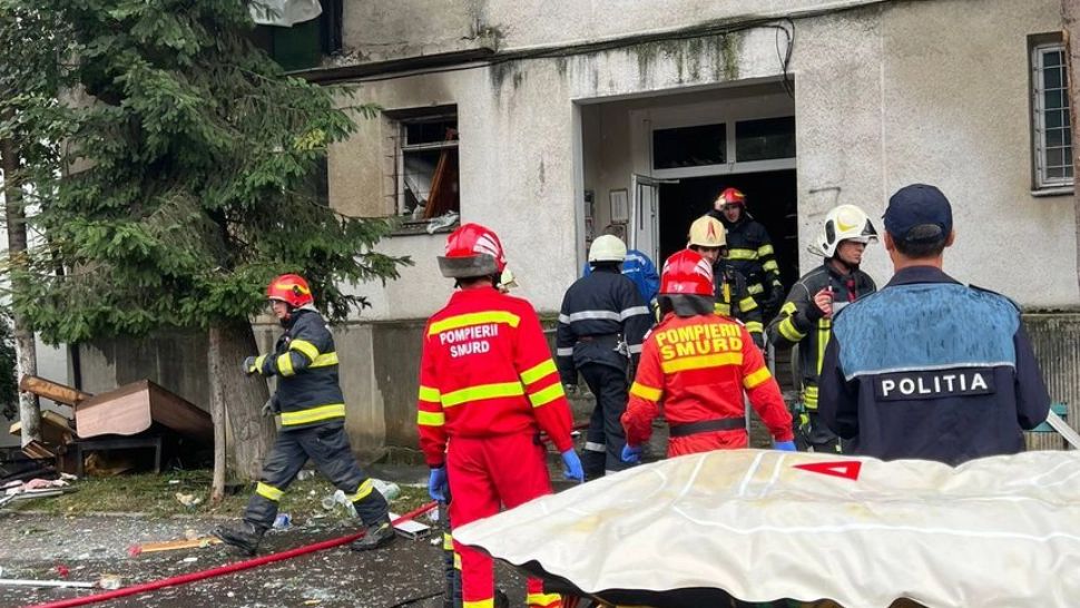 Explozie urmată de incendiu, într-un bloc din Târgu Mureş. O victimă și 12 persoane evacuate - FOTO