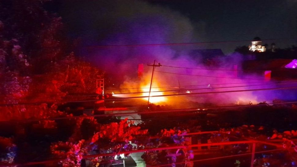 Incendiu violent în Bacău. Bărbat cu arsuri grave pe jumătate din suprafața corpului, transportat la spital