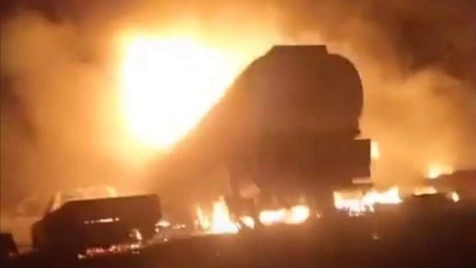 Incendiu într-un camion care transporta motorină. Cel puţin 5 morţi şi 50 de răniţi 