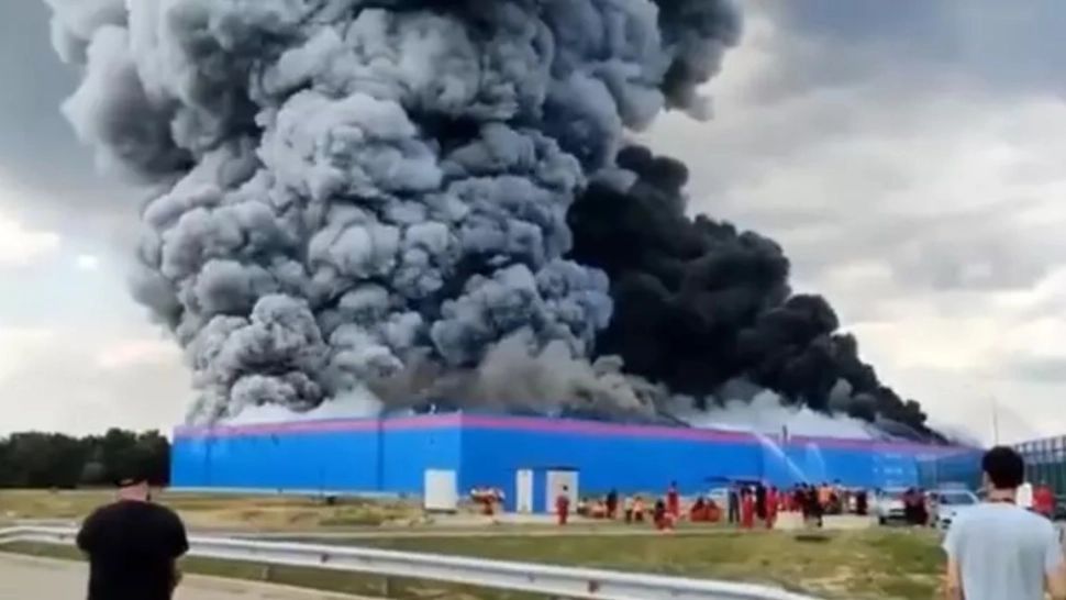 Incendiu de amploare la un depozit din Moscova. Fumul se vede din avion - VIDEO