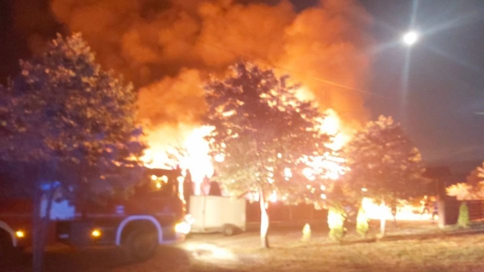 Incendiu de proporții la sediul unei firme din Neamț. Pompierii s-au luptat cu flăcările ore în șir - FOTO