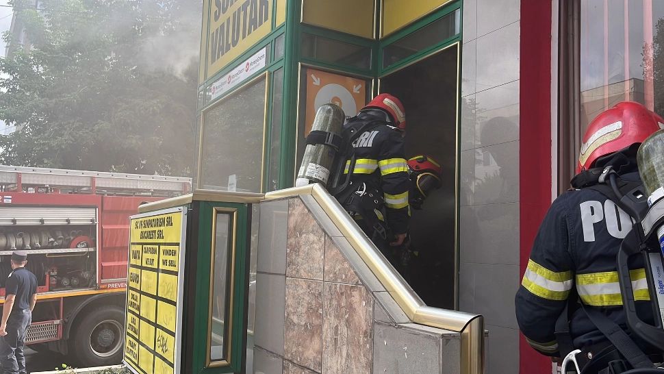 Incendiu de proporții la o casă de schimb valutar din Tulcea. Pompierii au intervenit rapid - VIDEO