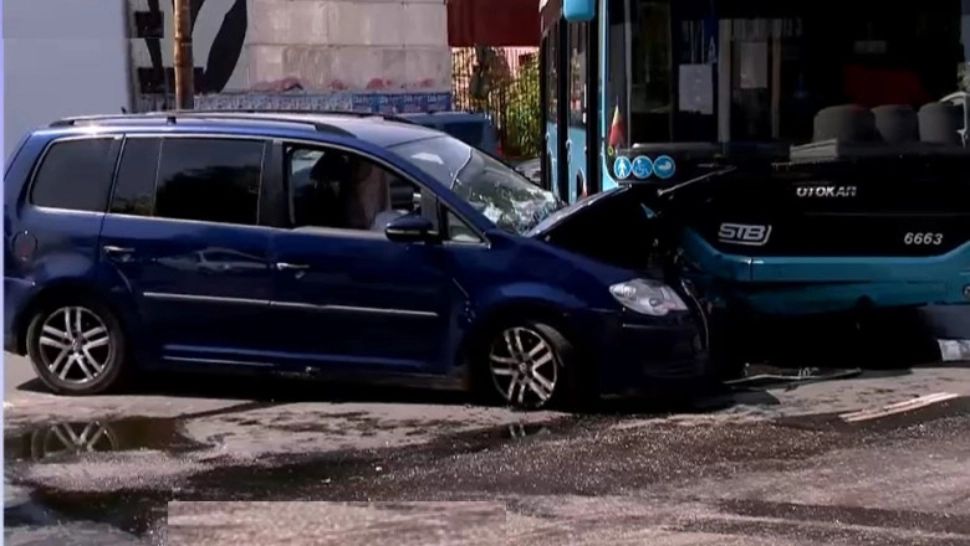 Accident grav în Capitală: 6 victime, între care 2 copii, după impactul dintre o mașină și un autobuz STB