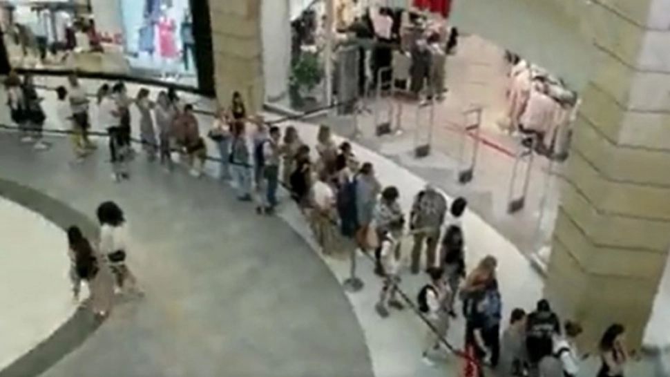 Cozi uriașe în mall-urile din Moscova, după ce un mare retailer a anunțat că se retrage definitiv de pe piață - VIDEO