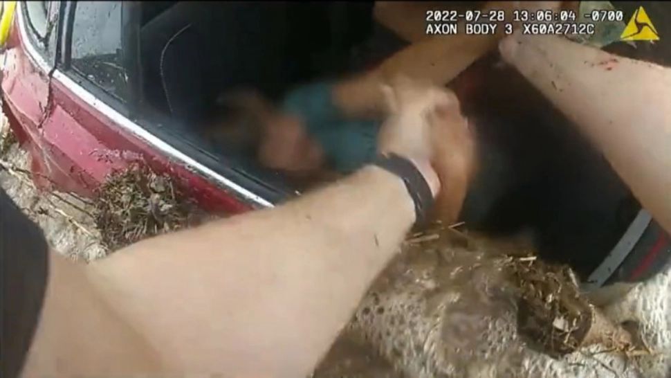 Momentul în care o femeie este salvată în ultima clipă din mașina surprinsă de o viitură - VIDEO