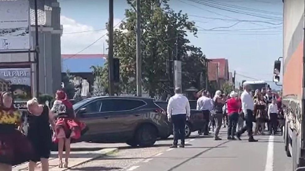 Trafic blocat din cauza unei nunți. Invitații petrec pe mijlocul șoselelor - VIDEO