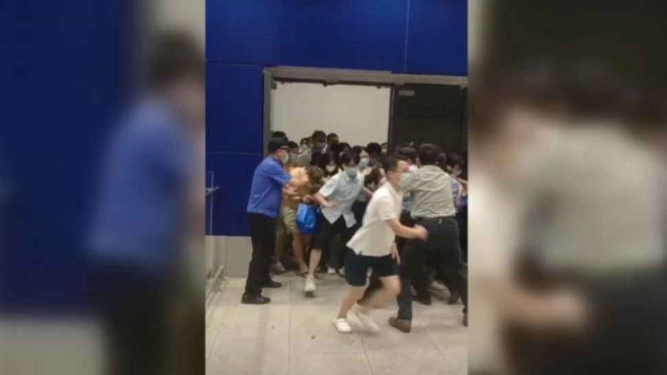 Poliția din Shanghai a încercat să carantineze un mall cu toți clienții în interior. Chinezii s-au îmbulzit spre ieșire - VIDEO