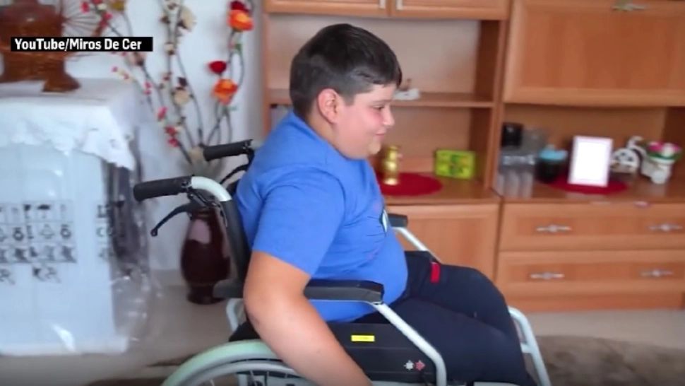 Povestea impresionantă a unui băiat cu dizabilități. Singura dorință: un cărucior electric