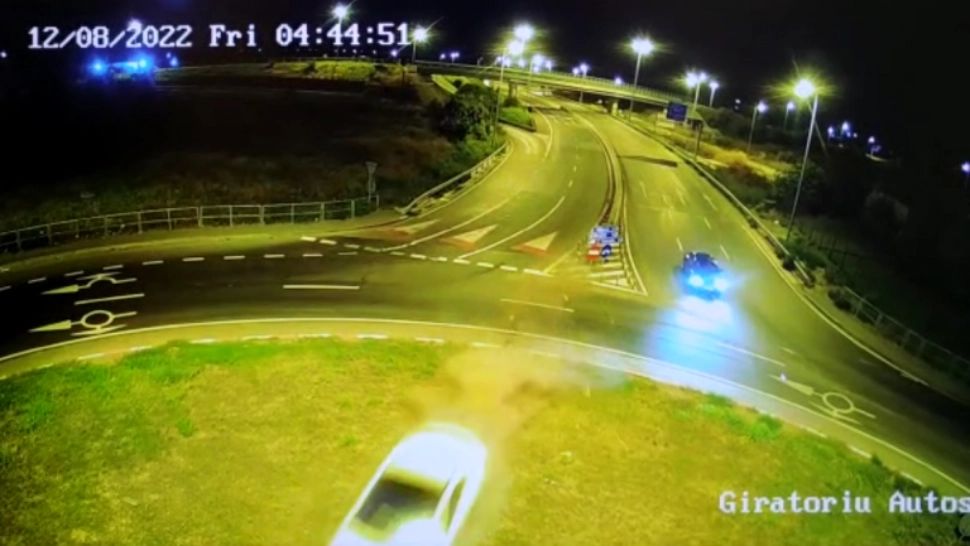 A sărit cu mașina peste sensul giratoriu și a luat foc. Pericol de explozie după ce s-a oprit lângă o stație GPL - VIDEO