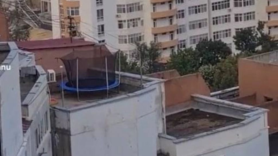 Trambulină pentru copii, montată pe acoperișul unui bloc cu 17 etaje, în Chişinău - FOTO&VIDEO